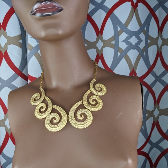 NWOT, LARGE BEAUTIFUL GOLD TONE STATEMENT NECKLACE. - Picture 2 of 6